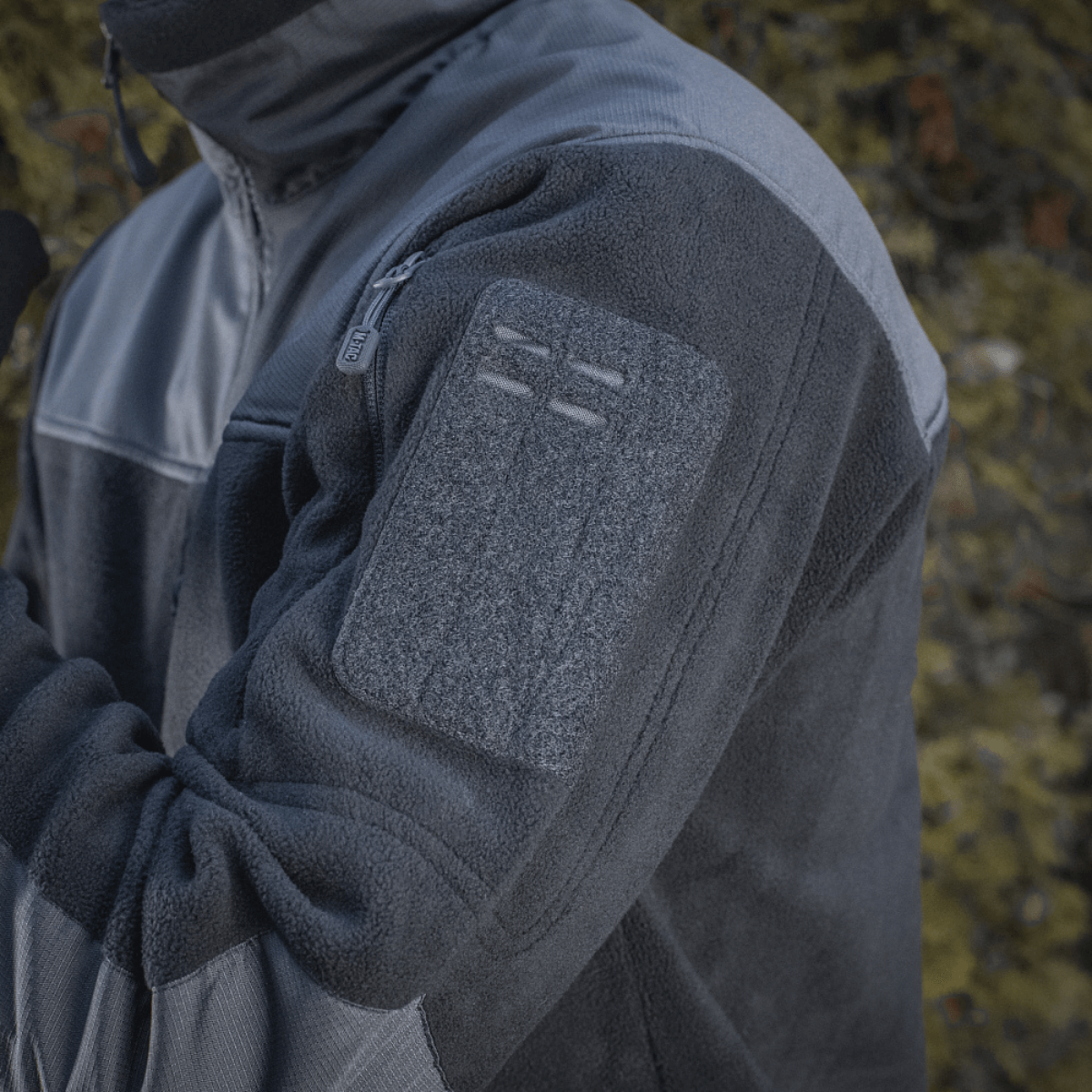 M-Tac Alpha Microfleece Jakke Gen.II tæt på detaljer med Oxford nylon på skuldre og ærmer, ideel til koldt vejr og outdoor-brug.
