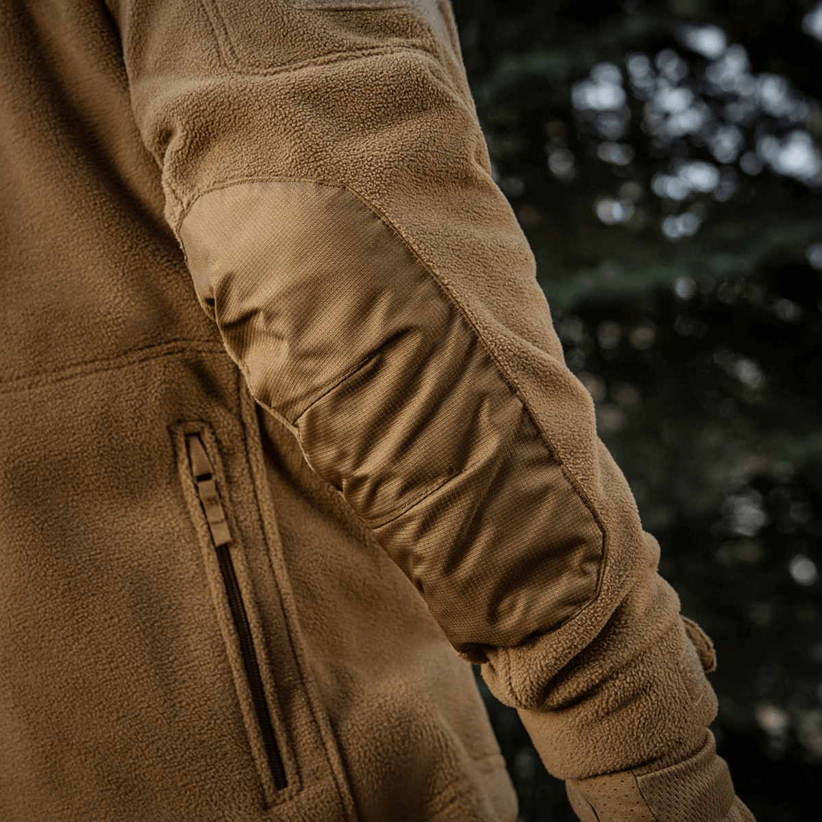 Nærbillede af M-Tac Division Gen.II Windblock Fleecejakke, fremstillet af 100% polyester med WindBlock-membran til varme og vindbeskyttelse.