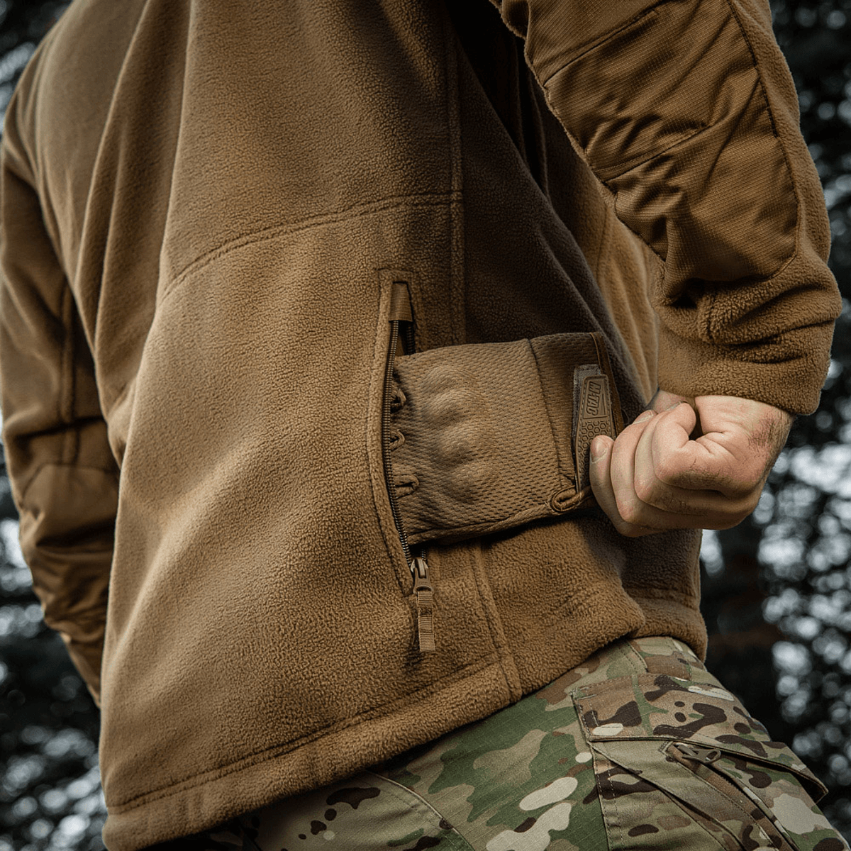 M-Tac Division Gen.II Windblock Fleecejakke med lommeåbning, ideel til beskyttelse mod vind og kulde, set bagfra.