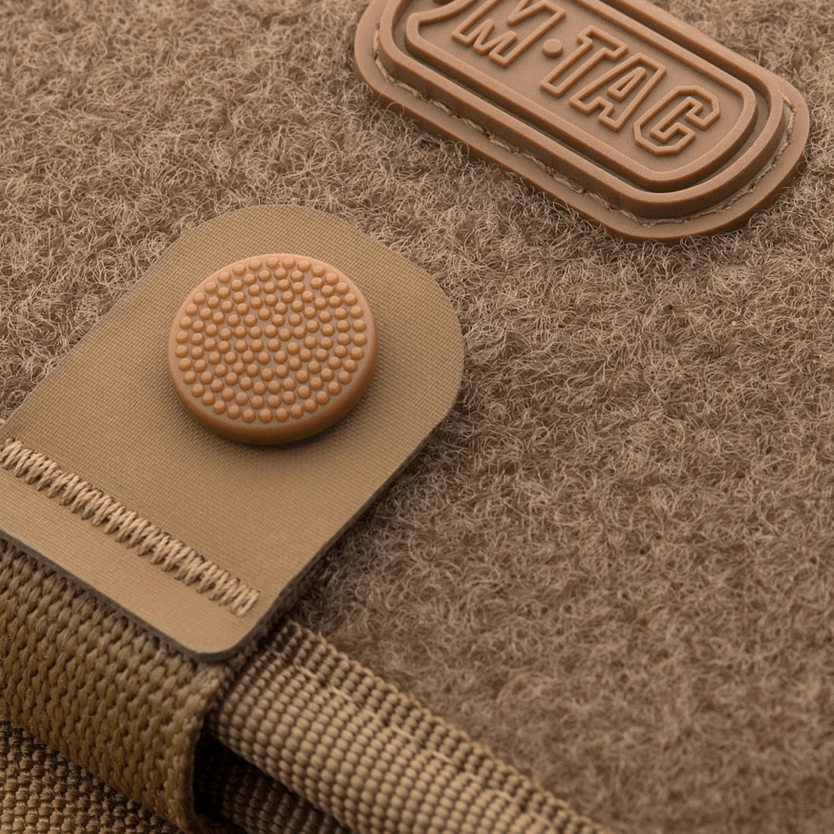 Detalje af M-Tac Pung med Patch Panel Elite Large med robust 1000D CORDURA® konstruktion og knaplukning.