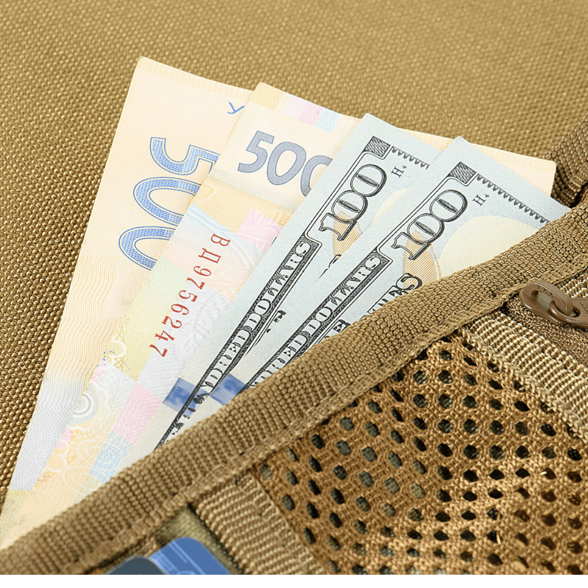 Nærbillede af M-Tac Pung med Patch Panel Elite Gen. II med kontanter i rum.