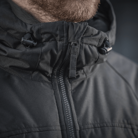 M-Tac Alpha Gen.III Pro Vinterjakke i sort med justerbar hætte og holdbar lynlås, ideel til kolde temperaturer ned til -20° C.
