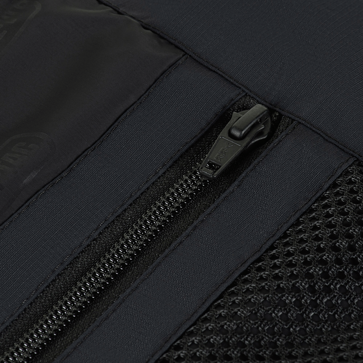 Nærbillede af lynlåsdetalje på M-Tac Alpha Gen.III Pro Vinterjakke, fremhæver vandtæt design og holdbarhed i nylonmaterialet.