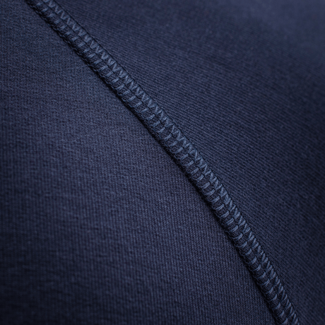 Detail of M-Tac Raglan Athlete with raglan sleeve and seam in focus, made of cotton and elastane, for sport and everyday.