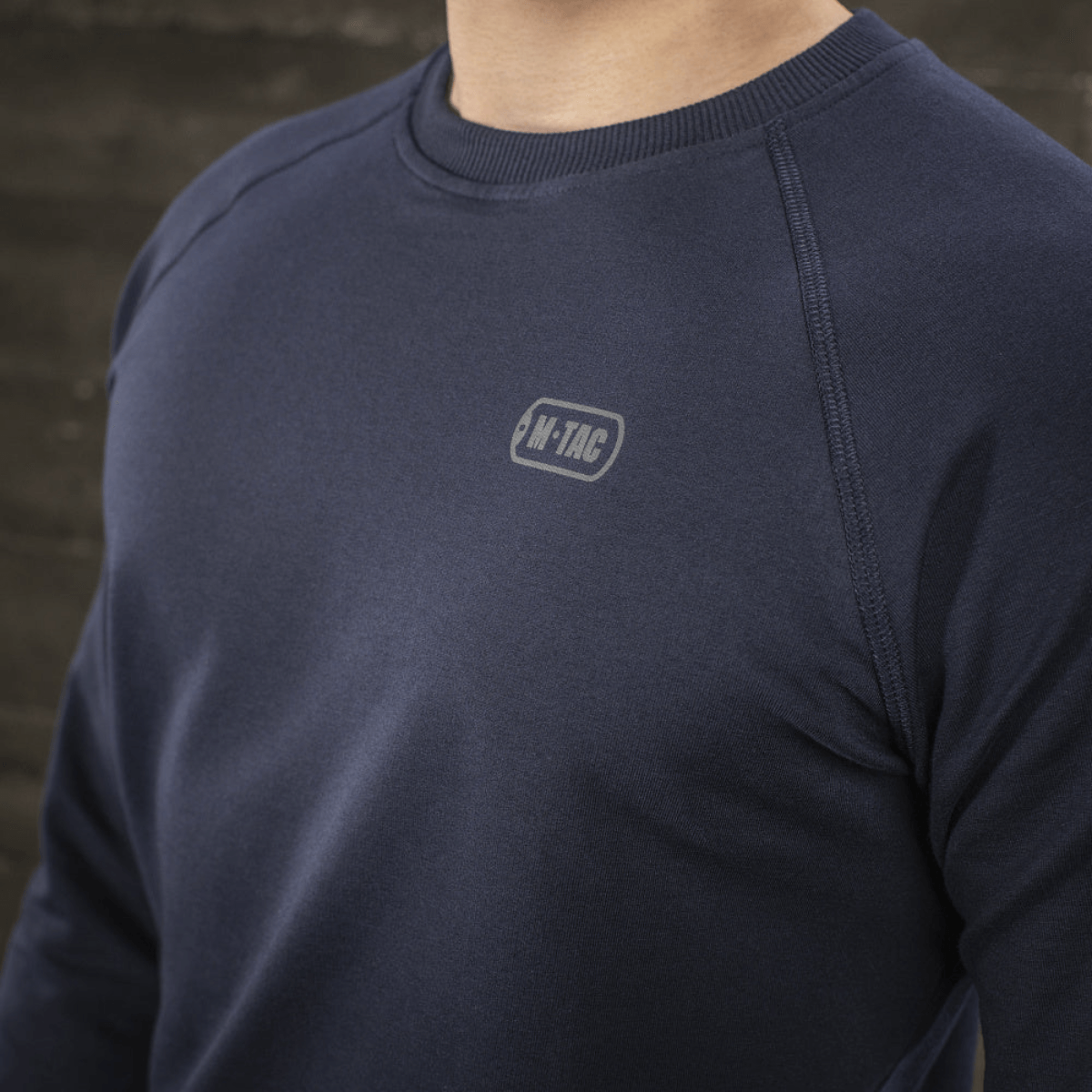 M-Tac Raglan Athlete sweatshirt med minimalistisk design og raglanærmer i navy, perfekt til daglig brug og sport, set tæt på.