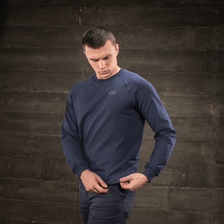 Man wearing M-Tac Raglan Athlete sweatshirt in dark blue with raglan sleeves and crew neck for optimal freedom of movement.