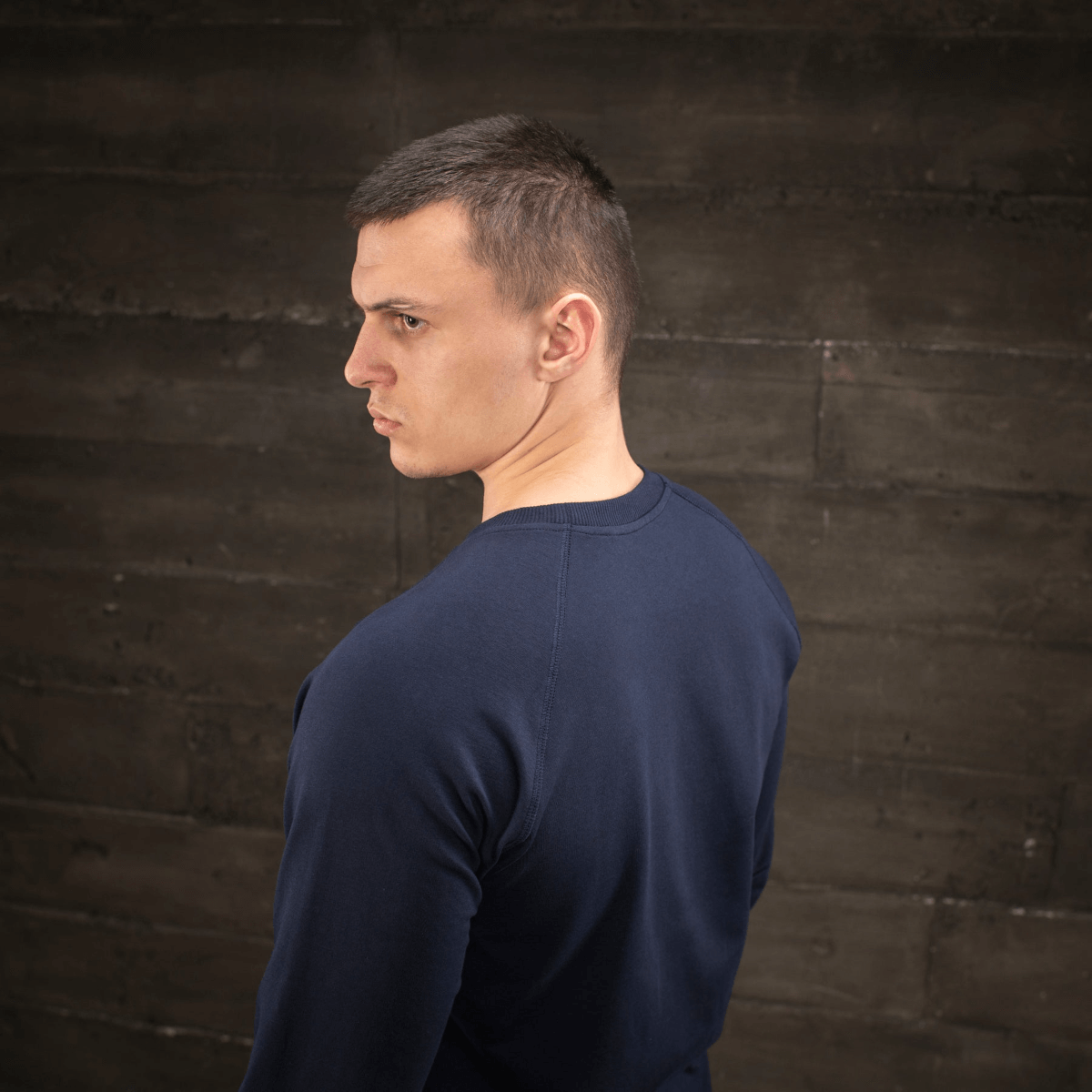 Mand iført M-Tac Raglan Athlete sweatshirt med rund hals og raglanærmer i marineblå, set fra siden, ideel til sport og hverdag.