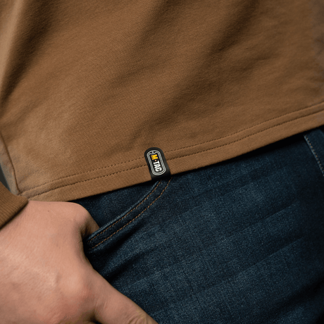 M-Tac Raglan Athlete in coyote, detailed view of brand and seam near a pocket, ideal for daily use and sport.