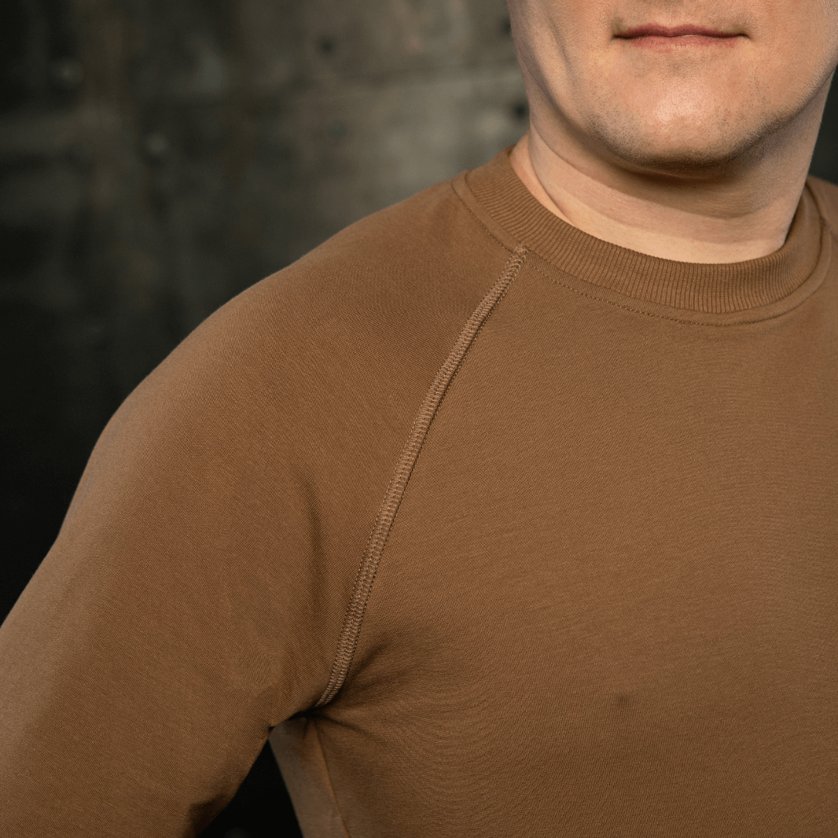 Mand iført coyote M-Tac Raglan Athlete sweatshirt med raglanærmer, ideel til sport og hverdagsbrug. Komfortabel og bevægelsesfri.