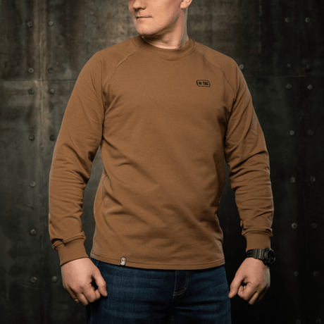 M-Tac Raglan Athlete sweatshirt in coyote with raglan sleeves, ideal for daily use and sport, worn by a person, allows freedom of movement.
