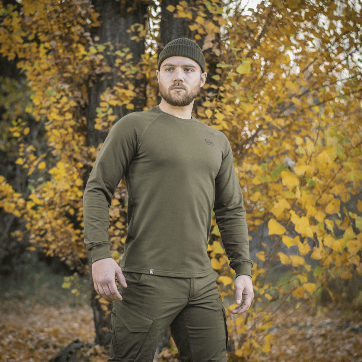 Mand iført M-Tac Raglan Athlete sweatshirt i oliven farve om efteråret