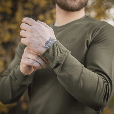 M-Tac Raglan Athlete in olive green with raglan sleeves, versatile sweatshirt for everyday and sports, minimalist design, 95% cotton, 5% elastane.
