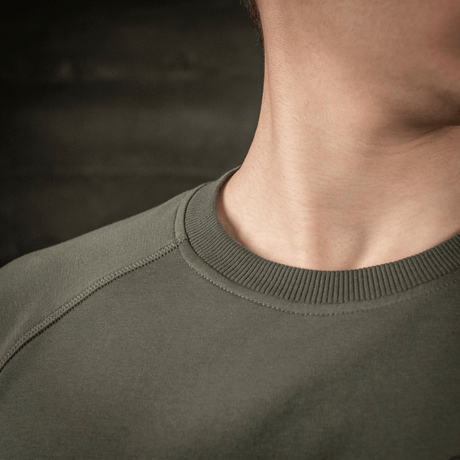 M-Tac Raglan Athlete sweatshirt in olive, detail view of crew neck and raglan sleeves, made of 95% cotton and 5% elastane.