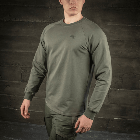 M-Tac Raglan Athlete in olive with raglan sleeves and crew neck, ideal for sports and everyday wear, worn by model.