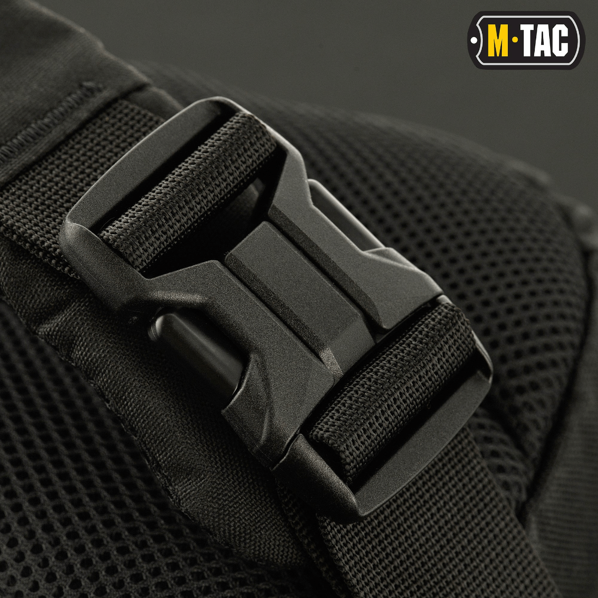 Nærbillede af spænde på M-Tac Buckler Taske Elite, taktisk sort taske med Cordura 500D-materiale og MOLLE-system.