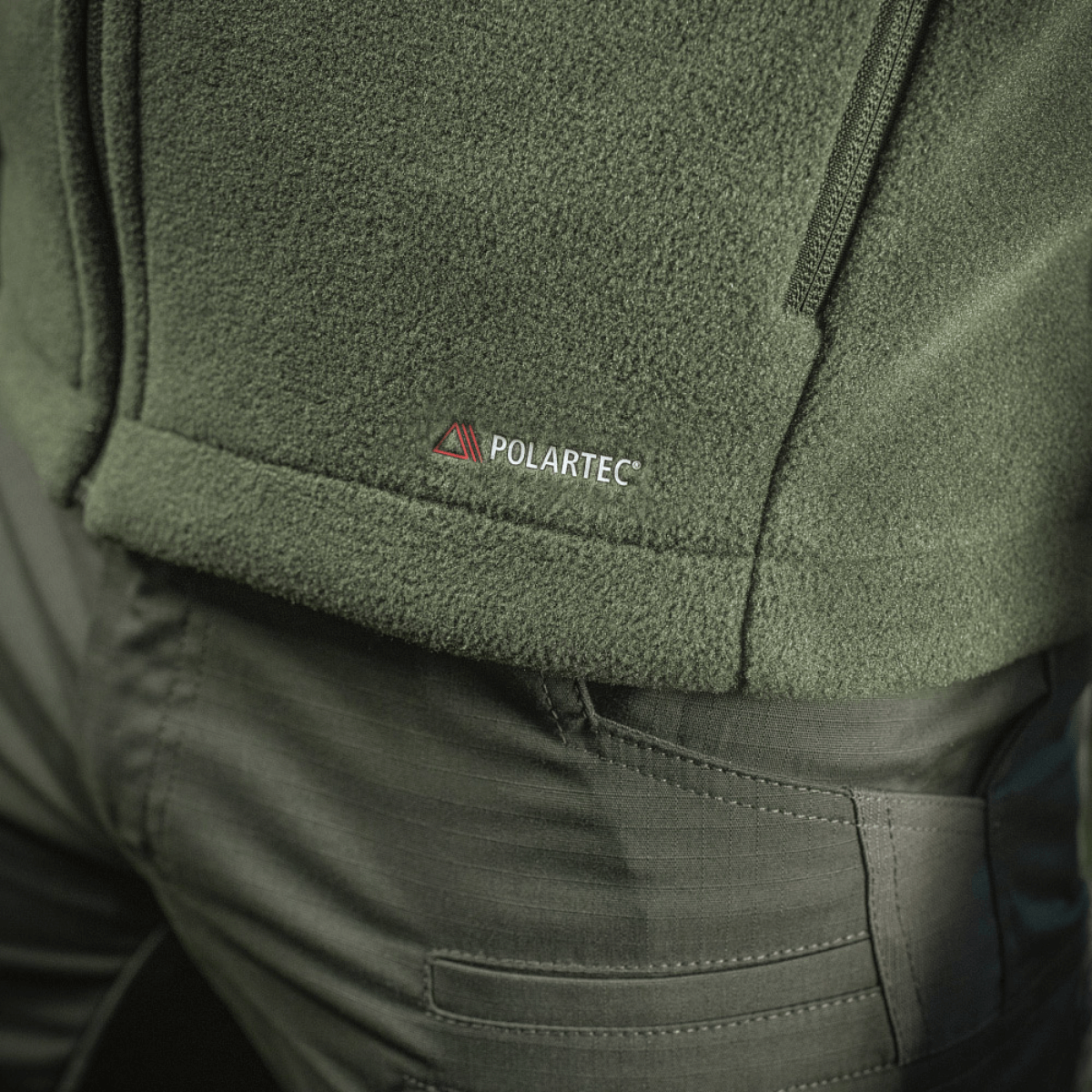M-Tac Nord Polartec Fleecejakke vist med premium Polartec® 200 Series fleece, grøn farve, fokus på varme og funktionalitet.