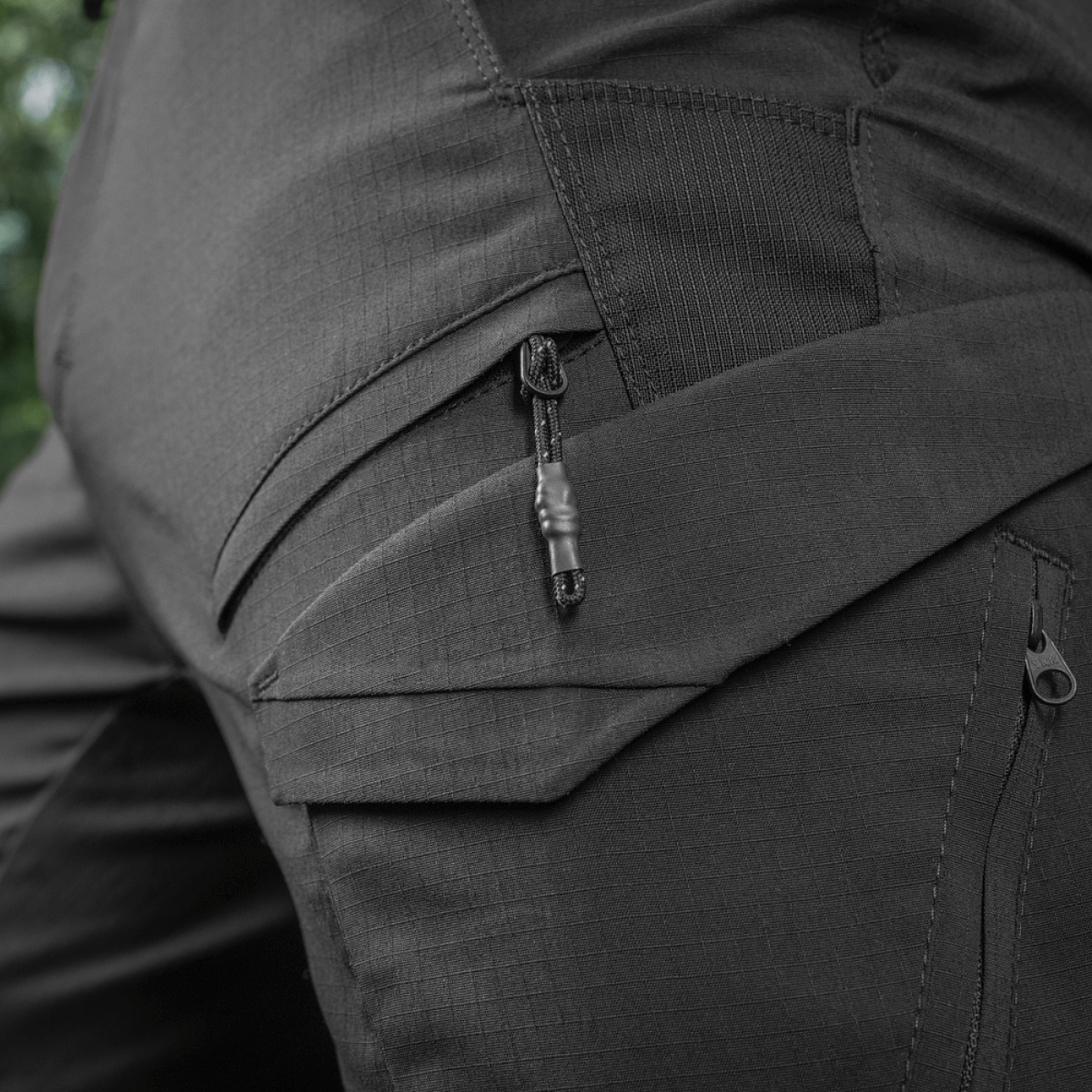 Nærbillede af M-Tac Aggressor Summer Flex Shorts med lommedesign og Flex Rip-Stop stof, perfekt til taktisk brug og høj solresistens.