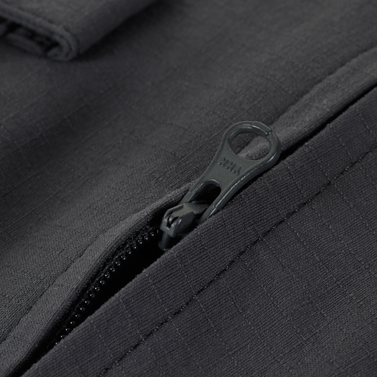 Nærbillede af lynlåsdetalje på M-Tac Aggressor Summer Flex Shorts i Flex Rip-Stop stof.