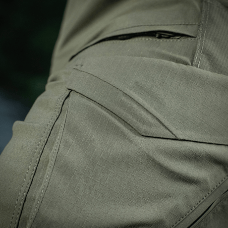 Nærbillede af M-Tac Aggressor Summer Flex Shorts i letvægts Flex Rip-Stop stof med lommedesign og detaljevisning.