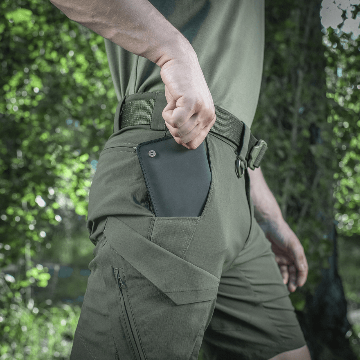 M-Tac Aggressor Summer Flex Shorts i brug, visende de funktionelle lommer og holdbare materiale, ideelle til udendørs aktiviteter.