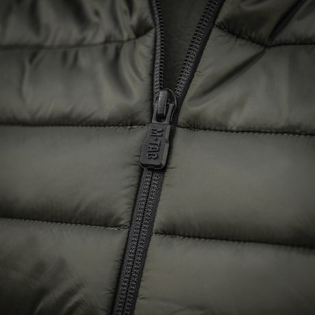 Nærbillede af YKK lynlåse på M-Tac Stalker Gen.III Jakke med nylon ydre og G-LOFT isolering. Komforttemperatur ned til -15°C.