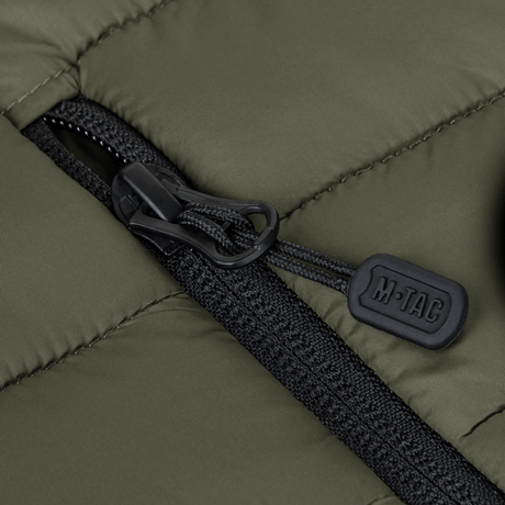 Tæt billede af YKK lynlås på M-Tac Stalker Gen.III Jakke, viser robust design og kvalitet af moderne jakke med G-LOFT isolering.