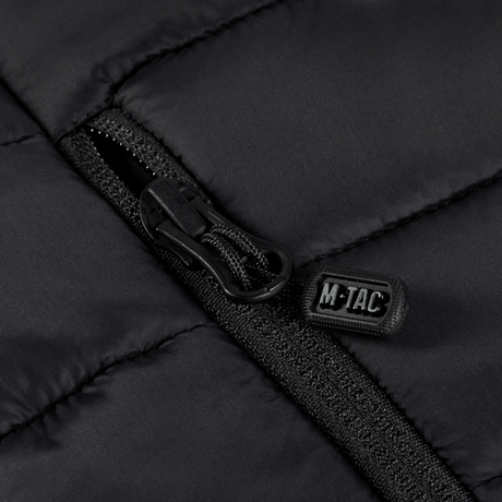 Detalje af M-Tac Stalker Gen.III Jakke med YKK lynlås og M-Tac logo, fokuserer på jakkeens aggressive og moderne design.