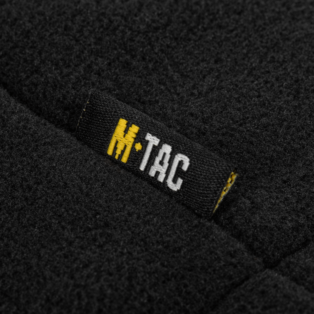 Close-up af M-Tac Combat Fleece Polartec Jakke med sort Polartec fleece og M-Tac logoet.