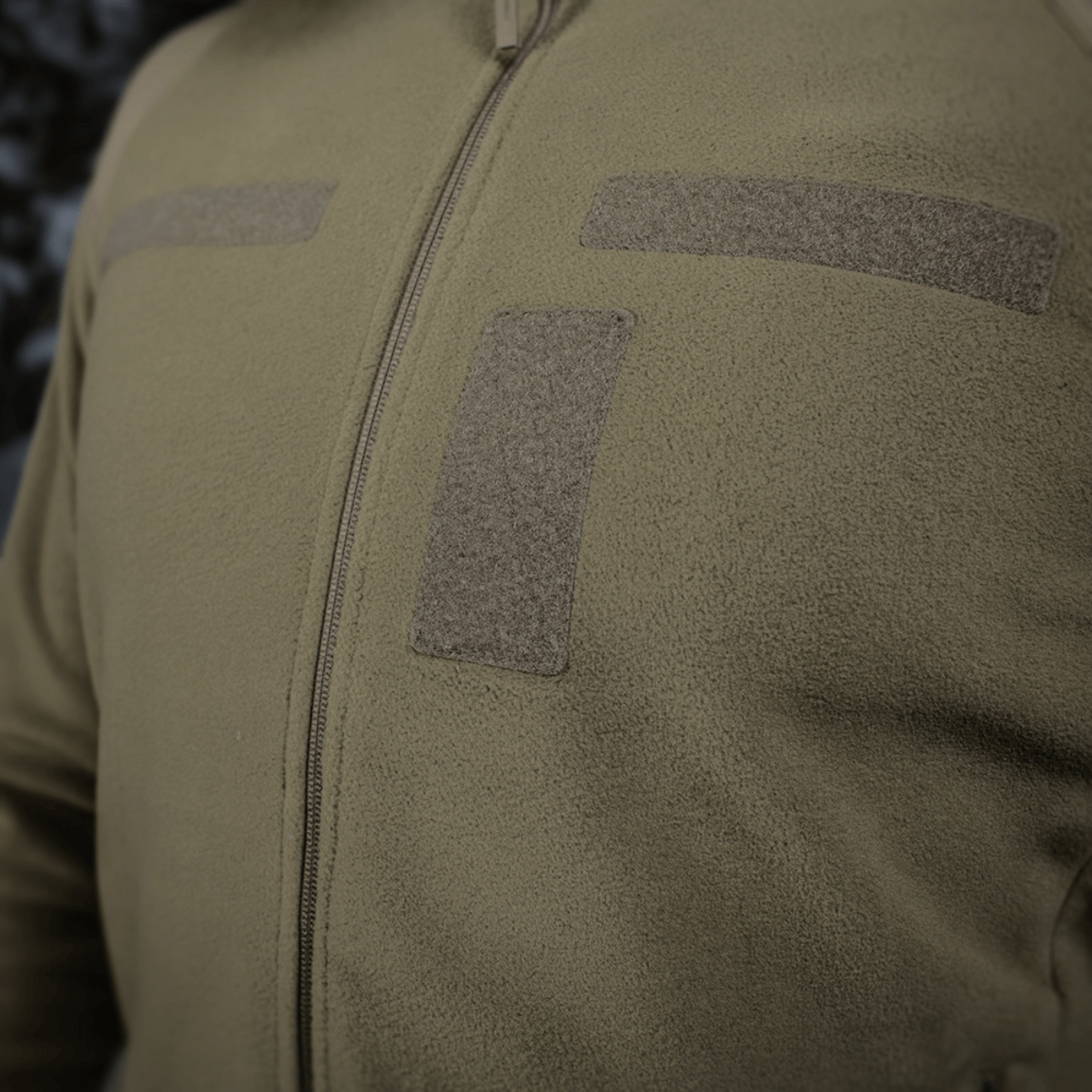 M-Tac Combat Fleece Polartec Jakke i grønt med velcro-paneler og YKK lynlås, fremstillet af Polartec® fleece og vindtæt stof.