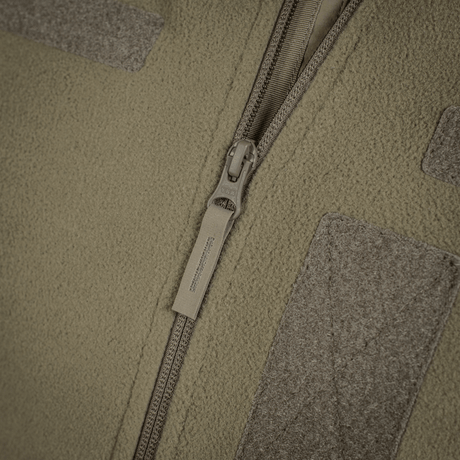 Detalje af M-Tac Combat Fleece Polartec Jakke med YKK lynlås og velcro-paneler i høj kvalitet.