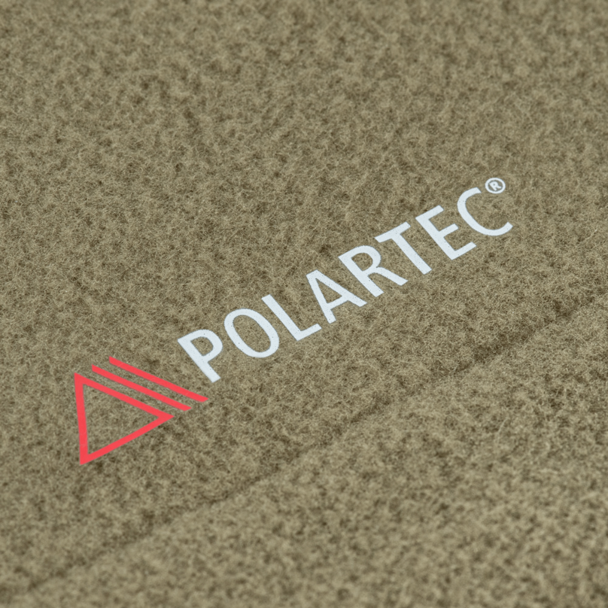 Nærbillede af Polartec materiale på M-Tac Combat Fleece Polartec Jakke, varm og slidstærk 100% polyester, perfekt til taktisk brug.