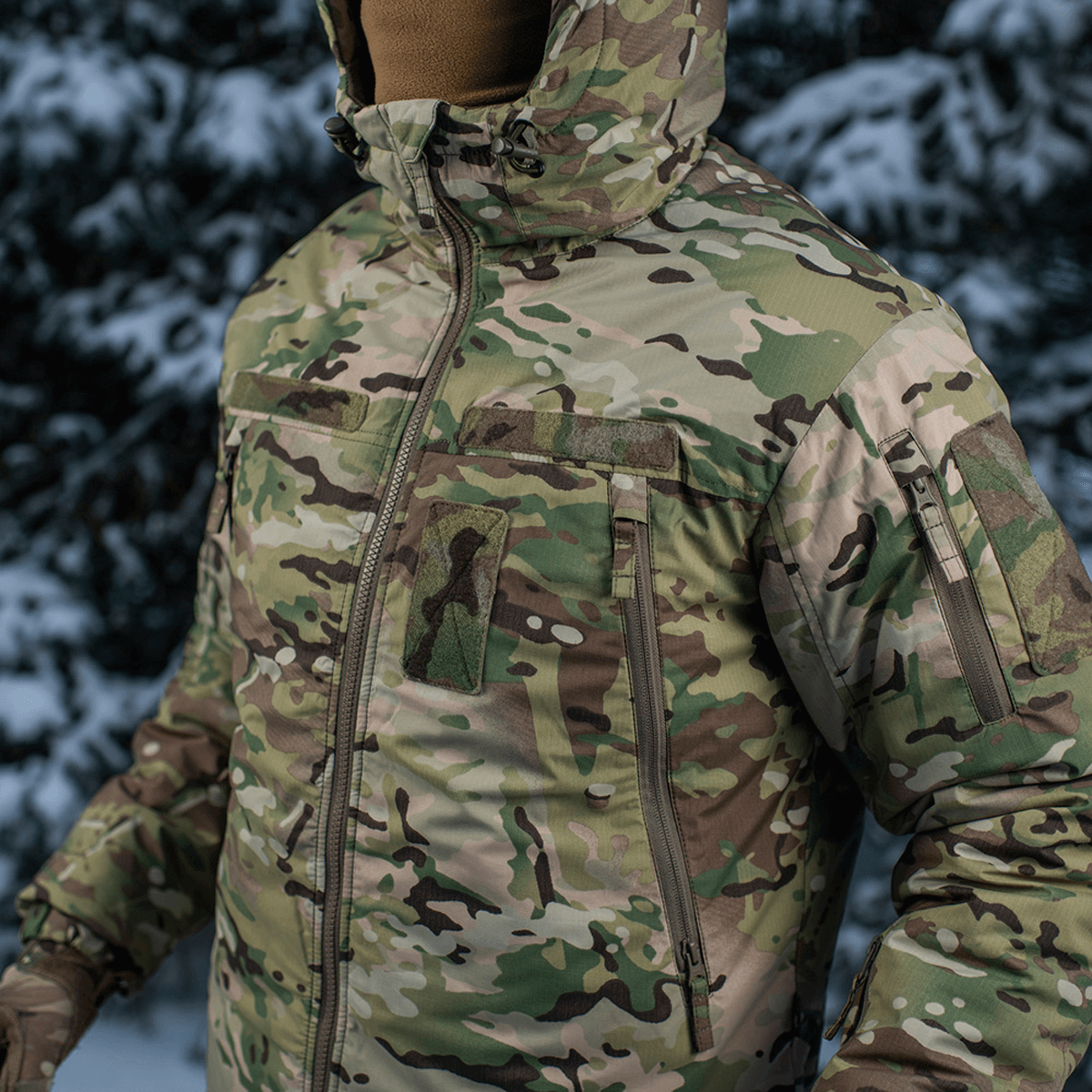 Vandtæt M-Tac Alpha Gen.IV Pro Primaloft Vinterjakke i Multicam design, perfekt til kolde vinterdage, pålidelig ned til -20°C.