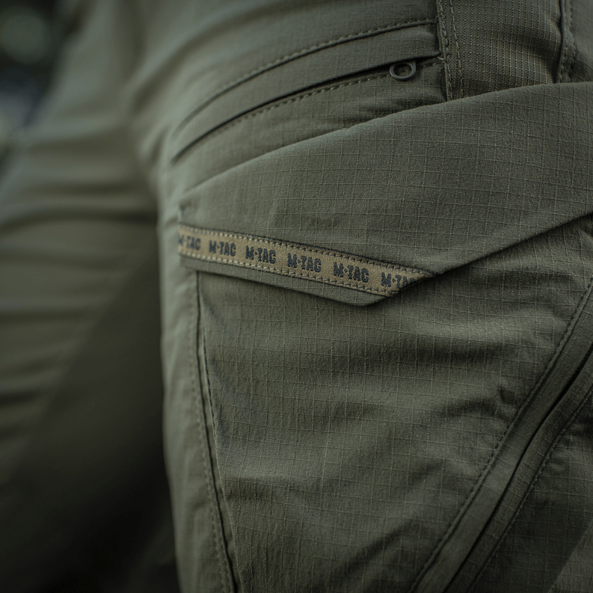 M-Tac Bukser Aggressor Summer Flex Dame i Rip-Stop nylonstof med YKK-lukninger, viser detalje af taktiske bukser til kvinder