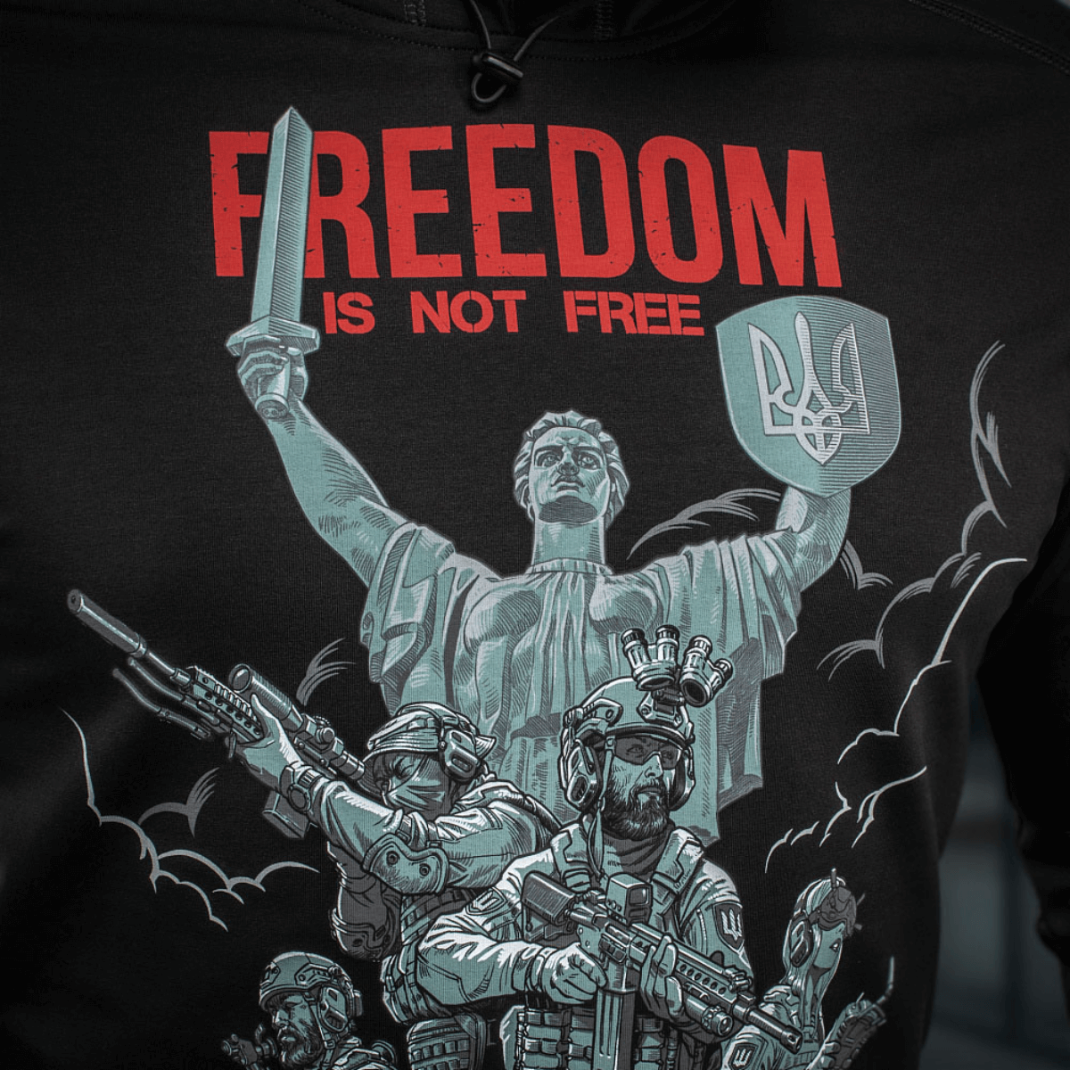 M-Tac Hoodie Freedom med militærinspireret design og "Freedom is Not Free" tryk, ideel til hverdagsbrug og friluftsliv.