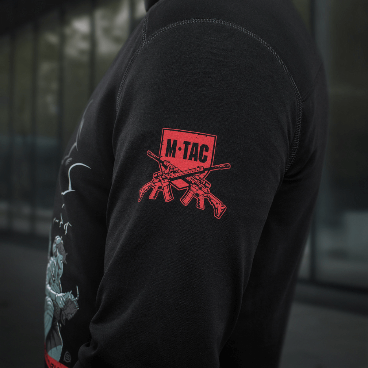 M-Tac Hoodie Freedom med rød printmotiv på ærmet, ideel til hverdagsbrug og friluftsliv. Komfortabel pasform i bomuld med elastan.