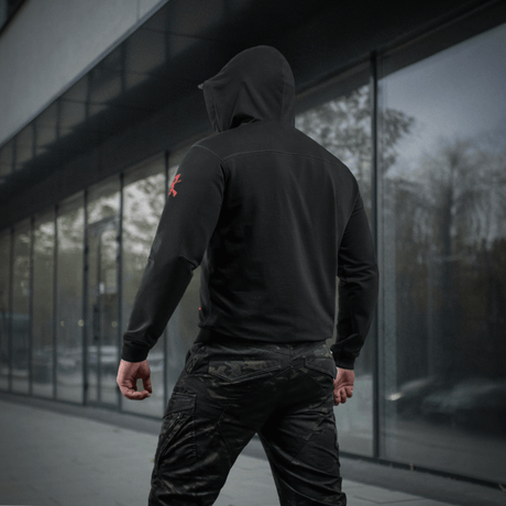 M-Tac Hoodie Freedom set bagfra i urbant miljø, viser hætte og pasform, ideel til hverdagsbrug og aktivt friluftsliv.