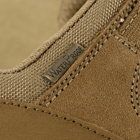 Nærbillede af vandtæt materiale på M-Tac Sneakers Tactical Demi-Season Pro Line, fremstillet i suede og Cordura.