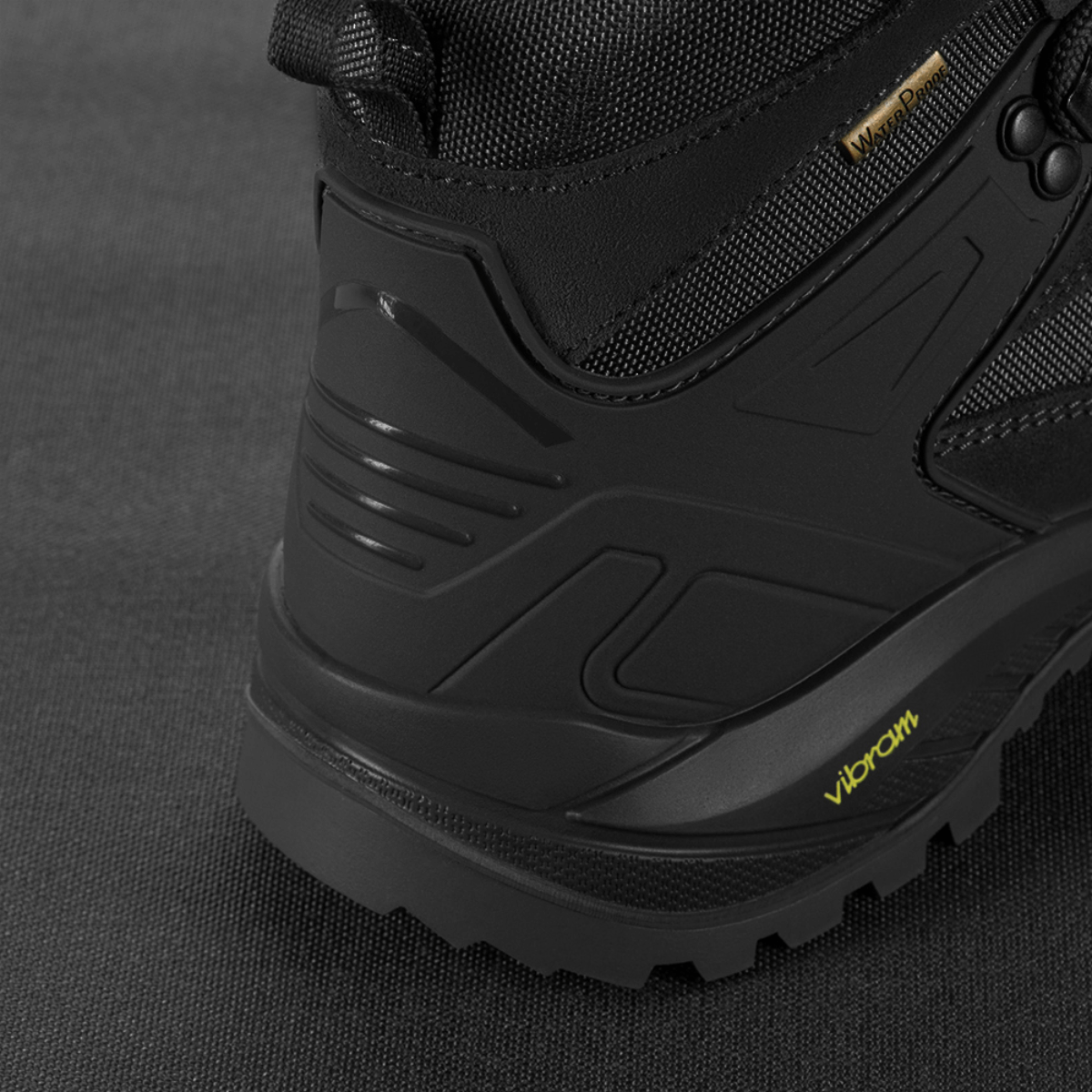 M-Tac Taktiske Demi-Season Støvler Pro Line med Vibram-sål, designet til taktiske opgaver og vandring, set nærbillede af hælen.