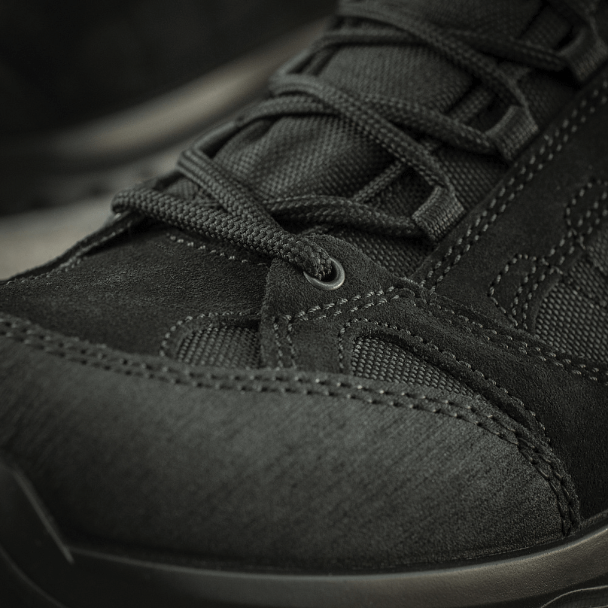 Nærbillede af M-Tac Taktiske Demi-Season Støvler Pro Line med holdbart suede og Cordura, designet til taktiske opgaver og vandring.