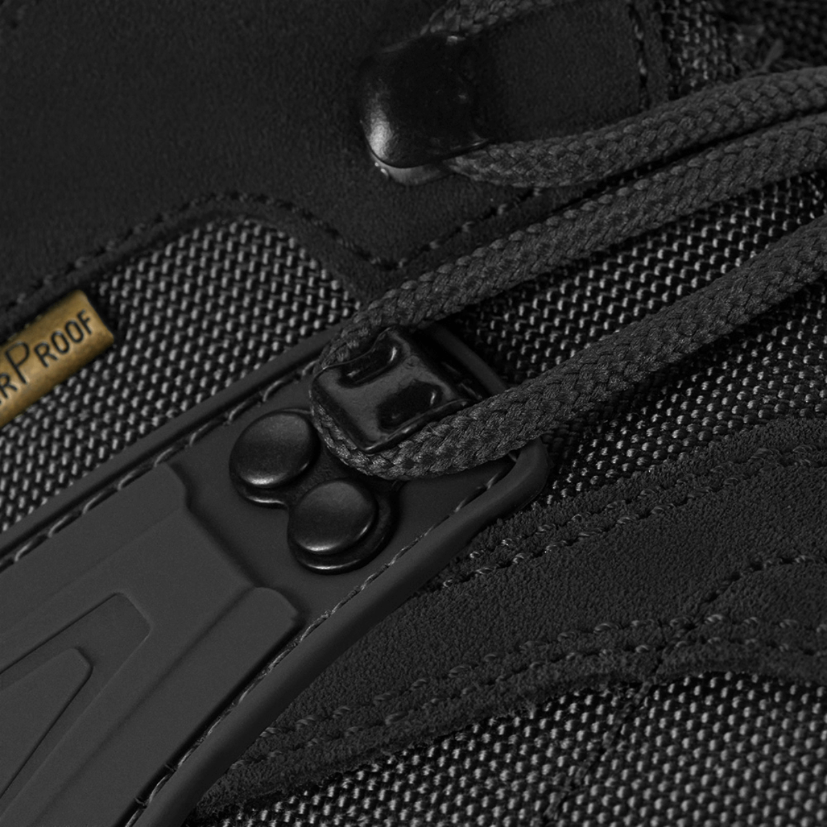 Nærbillede af M-Tac Taktiske Demi-Season Støvler Pro Line med slidstærkt suede og Cordura stoffet med detaljeret syarbejde.