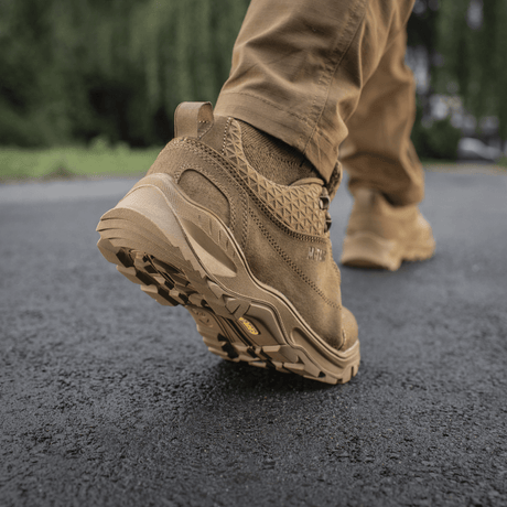 M-Tac Tactical Sneakers Patrol R Vent, ideelle til trekking og outdoor-aktiviteter, set fra siden på en asfalteret sti.
