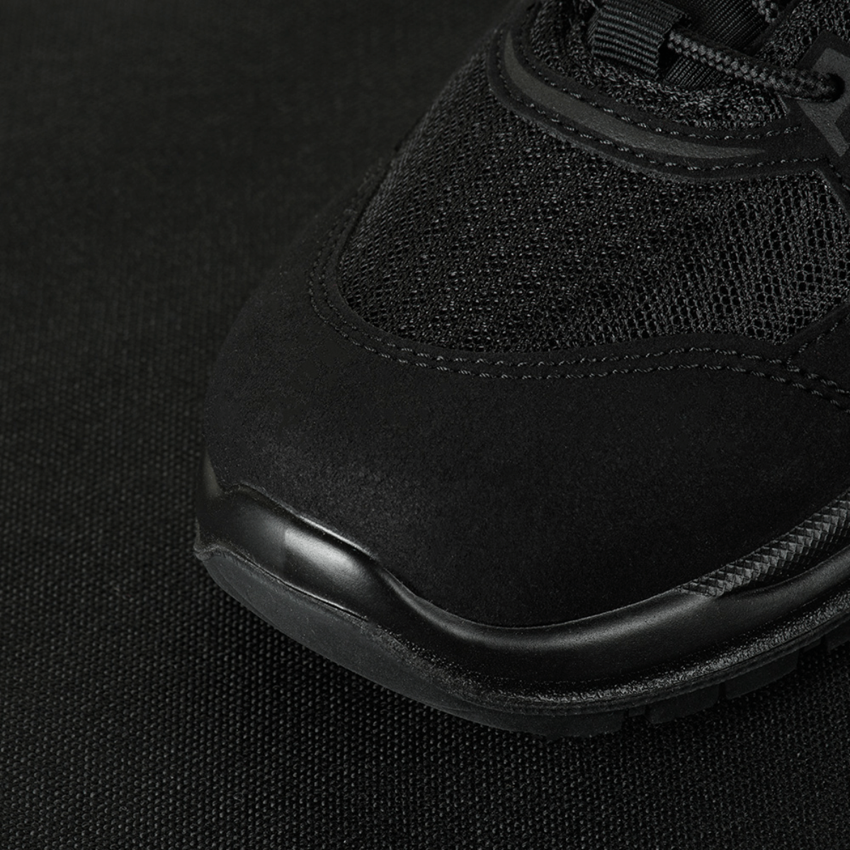 M-Tac Tactical Sneakers IVA i åndbart mesh og syntetisk nubuck med forstærket tå, ideelle til udendørs aktiviteter og trekking.