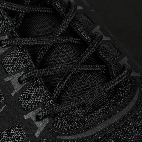 Nærbillede af M-Tac Tactical Sneakers IVA med åndbar mesh og syntetisk nubuck, ideelle til sommer og outdoor brug.