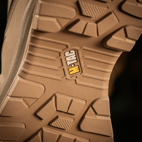 Nærbillede af M-Tac Tactical Sneakers IVA sål med slidstærkt design, ideel til trekking og outdoor-aktiviteter, viser TPU øverste lag.