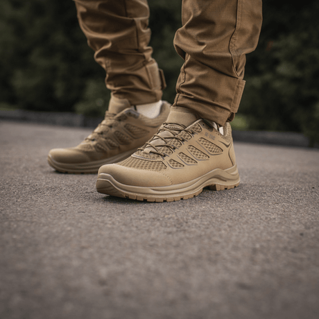 M-Tac Tactical Sneakers IVA i brug, lette og ventilerede sko til outdoor-aktiviteter, ideelle til trekking og hverdag.