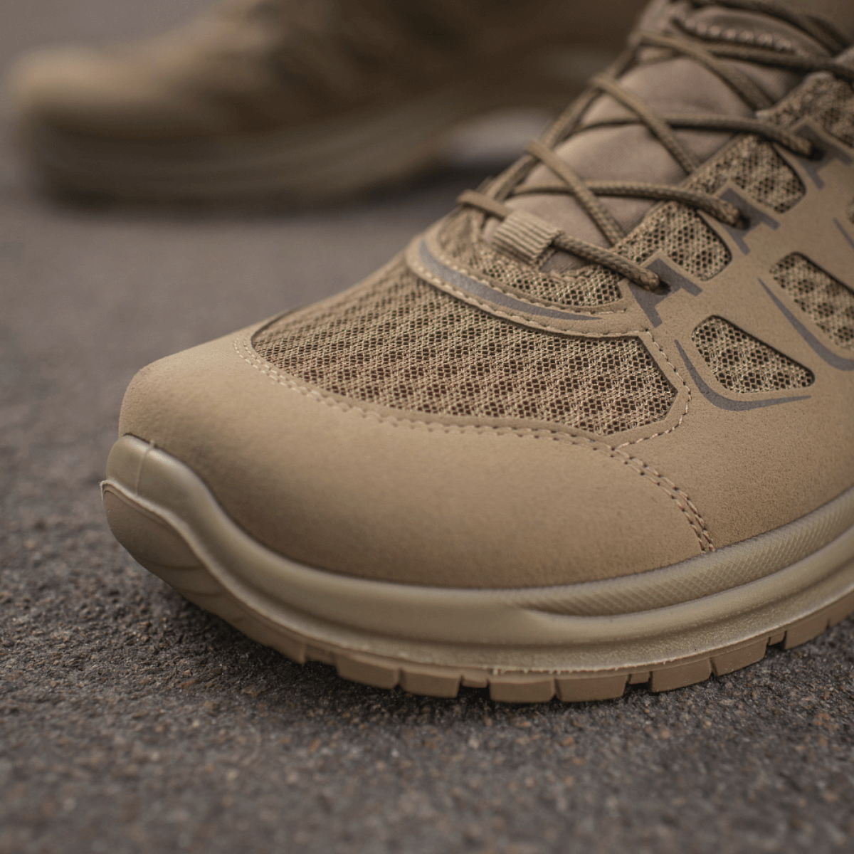 M-Tac Tactical Sneakers IVA i beige med åndbar mesh og syntetisk nubuck, ideelle til trekking og outdoor-aktiviteter.