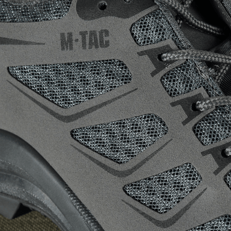 Nærbillede af M-Tac Tactical Sneakers IVA med åndbart mesh og syntetisk nubuck.