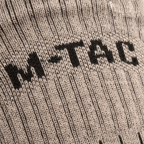 M-Tac Sokker Mk.1 grå sok med mærkelogo, designet til støtte og komfort under lange gåture. Effektiv fugttransport og polstring.