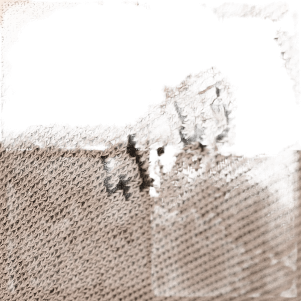 Nærbillede af hul i slidt sok