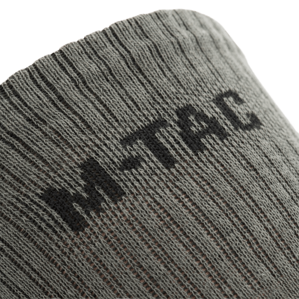 Nærbillede af M-Tac Høje Sokker Mk.2 med fokus på logo, designet til komfort og støtte under trekking og intens aktivitet